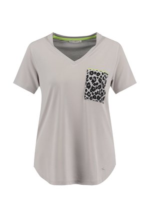 Graues V-Ausschnitt T-Shirt mit kurzen Ärmeln, ausgestattet mit einer Leo-Muster-Tasche, akzentuiert durch neongrüne Details. Weicher Stoff mit lässiger Passform.