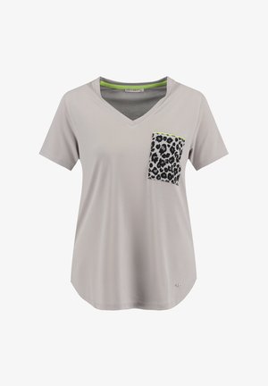T-shirt grigio a girocollo con maniche corte, caratterizzato da una tasca con stampa leopardata accentuata da rifiniture in verde neon. Tessuto morbido con una vestibilità comoda.