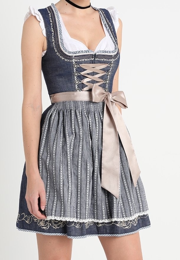 Robe dirndl en denim avec un corsage ajusté, un devant à lacets, une jupe rayée grise, une ceinture en satin, et une garniture en dentelle décorative à l'ourlet.