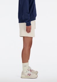 New Balance ATHLETICS FRENCH - Kurze Sporthose - linen