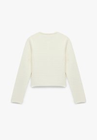 Suéter corto crema con mangas largas, tejido texturizado y cuello redondo. Diseño sin costuras, sin hardware visible ni patrones.