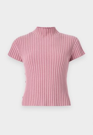 Aansluitende roze geribbelde top met een hoge hals, korte mouwen en knoopsdetails aan de zijkant. Gestructureerde stof zorgt voor visuele interesse.