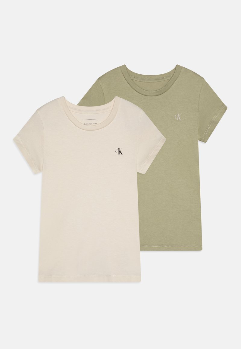 Duas t-shirts de algodão: uma em bege claro e outra em verde oliva. Cada uma apresenta um pequeno logótipo preto "CK" no peito, com um design clássico de gola redonda.