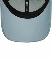 Cappellino da baseball azzurro chiaro con visiera nera, caratterizzato da una superficie liscia e dettagli di cucitura sottili. All'interno, c'è un rivestimento di rete.