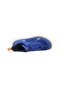 Scarpa sportiva blu con tomaia testurizzata, suola gialla e bianca, lacci elastici e linguetta arancione; presenta un design leggero e un'imbottitura comoda.