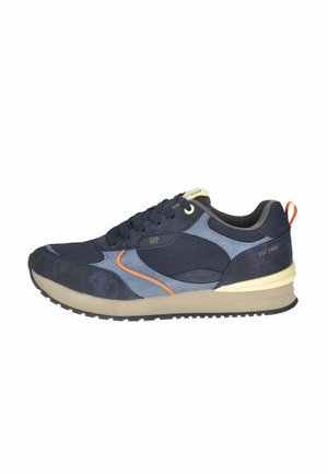 Scarpa sportiva blu navy realizzata in materiali scamosciati e in rete, con accenti arancioni, design con lacci e una soletta color beige. Presenta texture a contrasto.