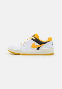 Nike Sportswear - FULL FORCE  - Sneaker low - white/universal gold/black/sail/team orange Thumbnail-Bild 1