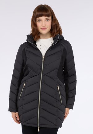 Schwarze gepolsterte Jacke mit Kapuze, Reißverschluss, Steppdesign, zwei vorderen Reißverschlusstaschen und kontrastierenden Seitenpanelen. Goldene Hardware-Akzente.