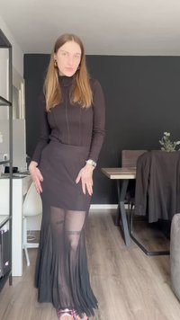 Μαύρο φόρεμα με μακρύ μανίκι, στενό κορσέ και διάφανη, πλισέ φούστα. Λείος υφασμάτινος συνδυασμός με διακριτές ραφές. Φορεμένο με ανοιχτόχρωμες σαγιονάρες.
