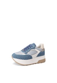 Sneaker atletica blu e bianca con tessuto testurizzato, pannelli in rete, suola spessa e lacci blu. Caratteristica di accentuazione metallizzata sul tallone.