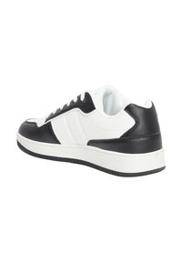 Sneaker bianco e nero con un esterno liscio, suola in gomma, design con lacci e materiali a contrasto sul tallone e sui lati.