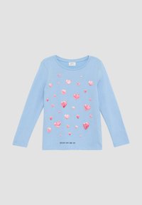 T-shirt à manches longues bleu clair avec un motif éparpillé de cœurs roses brillants et le texte "RÉPANDRE L'AMOUR ET LA JOIE" près du bas.