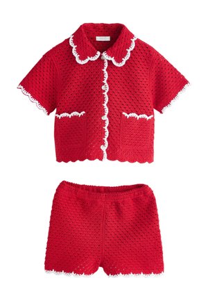Rød hæklepyntet kortærmet skjorte med knapper og matchende shorts med hvid bølget kant på krave, ærmer, lommekanter og kanter.