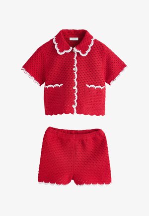 Rød hæklepyntet kortærmet skjorte med knapper og matchende shorts med hvid bølget kant på krave, ærmer, lommekanter og kanter.