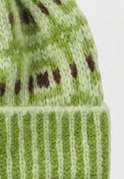 Căciulă tricotată verde, cu un model texturat și accente în verde închis și maro. Amestec moale de lână, cu margine cu revere.