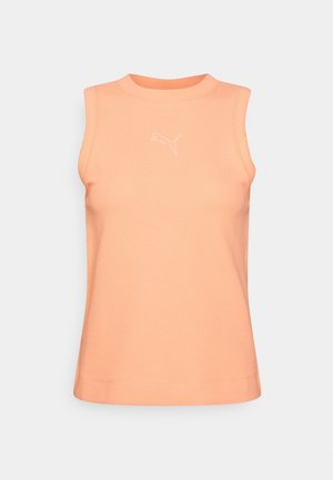 Top atletico senza maniche di un arancio chiaro, con un tessuto testurizzato, scollatura rotonda alta e logo Puma bianco sul petto.