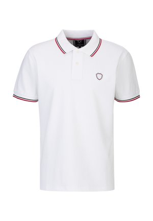 Weißes kurzärmliges Poloshirt mit rot-grün-schwarzem gestreiftem Besatz an Kragen und Ärmeln sowie einem kleinen Wappensymbol auf der Brust.