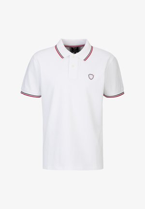 Weißes kurzärmliges Poloshirt mit rot-grün-schwarzem gestreiftem Besatz an Kragen und Ärmeln sowie einem kleinen Wappensymbol auf der Brust.