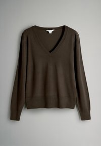 Maglione lavorato a maglia di colore marrone scuro con scollatura a V e maniche lunghe. L'orlo e i polsini presentano una texture a coste, creando una finitura liscia.