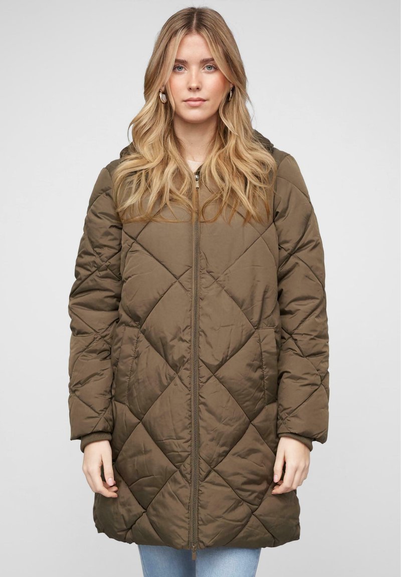 Manteau matelassé en vert olive avec fermeture éclair sur le devant, poches latérales et poignets côtelés. Il possède une capuche et un motif en losanges sur le tissu.