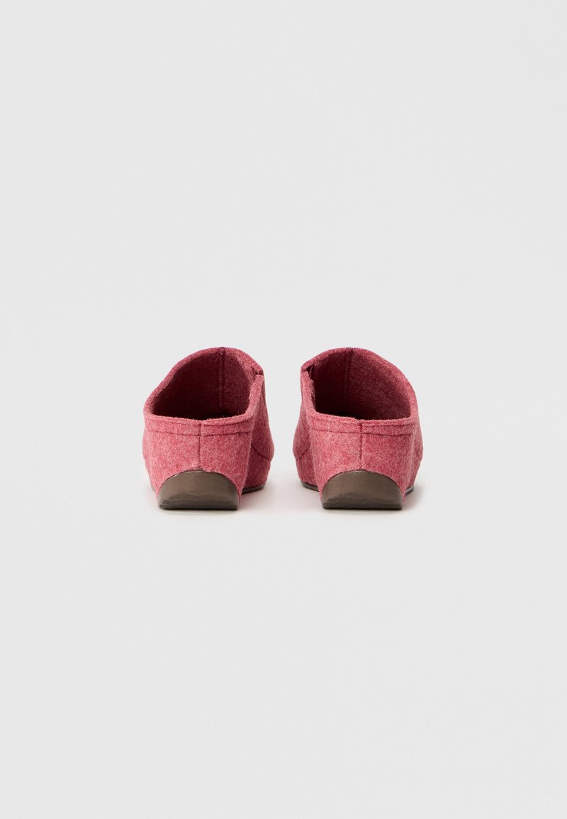 Scarpe slip-on rosse in feltro con texture morbida, forma arrotondata, retro basso e suola in gomma scura. Nessuna ferramenta o accenti visibili.