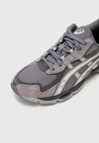 ASICS SportStyle GEL NYC 2055 UNISEX - Športni copati - carbon/cement grey