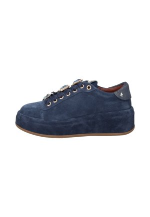Sneaker piattaforma in camoscio blu con dettagli decorativi di gioielli sui lacci e suola in gomma vista di lato.