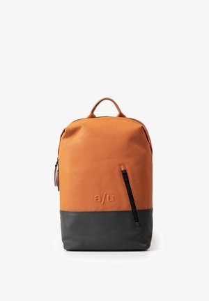 Zweifarbiger Rucksack mit oberem Teil in Brandorange und unterem Teil in Dunkelgrau, ausgestattet mit einem oberen Griff, einem schrägen Frontreißverschluss und geprägtem "a/u"-Logo.