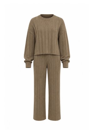 Maglione marrone a coste con maniche lunghe e spalle scese abbinato a pantaloni a coste ampi coordinati.
