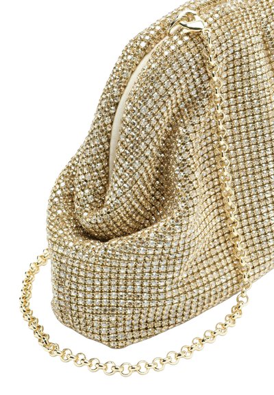 Pochette de soirée dorée avec fermeture éclair, ornée de petits strass scintillants. Dispose d'une bandoulière décorative en chaîne dorée.