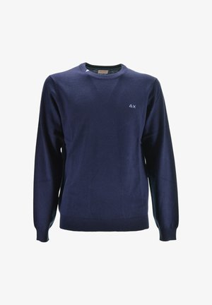 Pull en laine bleu marine à manches longues et col rond avec un petit logo géométrique blanc sur la poitrine gauche, des poignets et un ourlet côtelés.