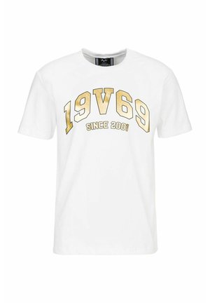 T-shirt blanc en coton avec un col rond et des manches courtes. Une impression dorée audacieuse affiche "19V69" et "SINCE 2001" dans un agencement courbé.