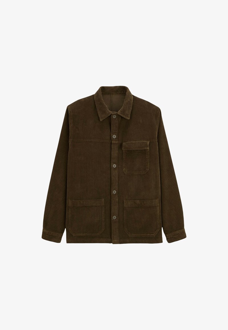 Veste en velours côtelé marron avec bouton devant, col, une poche poitrine avec rabat et deux poches inférieures ouvertes.