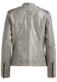 Graue Lederjacke mit tailliertem Design, Nietenakzenten an den Schultern und Reißverschlüssen an den Ärmelenden. Weiche Textur mit sichtbaren Nahtdetails.