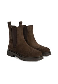 Bottines en suède marron avec des panneaux latéraux en élasthanne, des détails de brogue et une semelle en caoutchouc texturé pour une meilleure adhérence et durabilité.