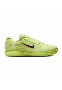 Scarpe da ginnastica verde lime con un design elegante, parte superiore in rete per la traspirabilità e il logo Nike swoosh in rosso e nero a contrasto.