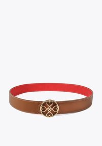 Brun läderbälte med en slät yta, som har en gyllene cirkulär spänne med dekorativa utskärningar och en röd innerfoder.