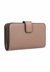 Cartera de cuero marrón claro con superficie texturizada, bordes redondeados y cierre de solapa. Presenta costuras oscuras y un diseño organizado.