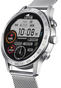 Okrogla pametna ura z črnim digitalnim zaslonom, srebrnim kovinskim ohišjem in mrežastim zapestjem. Funkcije vključujejo podatke o srčnem utripu, korakih in kalorijah.