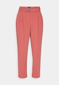 Pantalon sur mesure rose saumon taille haute avec plis, jambes fuselées, passants de ceinture et ceinture assortie en tissu avec boucle D en argent.