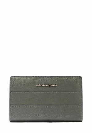 Groene leren portemonnee met een gestructureerde oppervlakte, slanke rechthoekige vorm en subtiele gouden logo-accent. Gestikte details langs de randen.