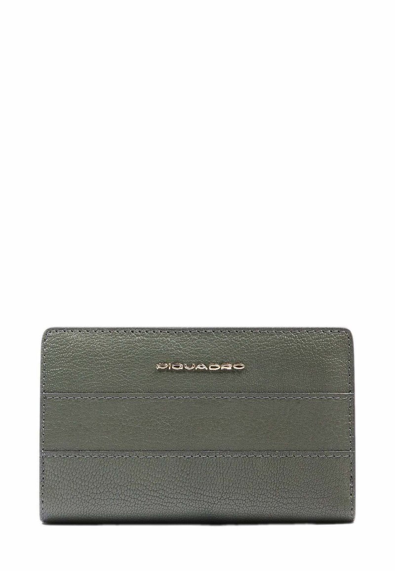 Groene leren portemonnee met een gestructureerde oppervlakte, slanke rechthoekige vorm en subtiele gouden logo-accent. Gestikte details langs de randen.