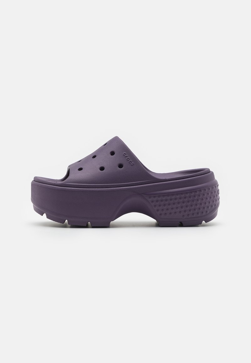 Sabot plateforme violet à enfiler avec des trous de ventilation et une semelle texturée sur fond blanc.