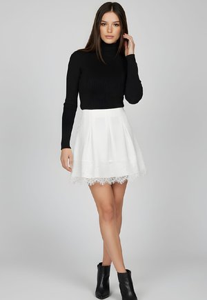 SHORT PARA MUJER CON BAJO PLANO Y DETALLE DE ENCAJE - Falda plisada - blanco