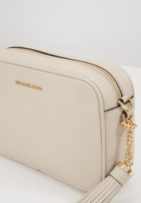 MICHAEL Michael Kors JET CAMERA - Mala a tiracolo - light sand