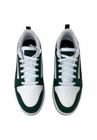 Zapatillas blancas y verdes con puntera perforada, cordones, collar acolchado y forro textil. Presenta un detalle negro y un logo en la lengüeta.