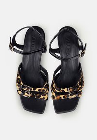 Alura KYRA WITH STRAPS - Sandale - animal print