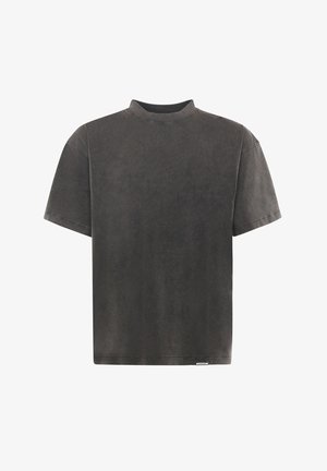 Camiseta de manga corta de color gris oscuro con cuello alto, textura suave y un ajuste relajado. Presenta costuras sutiles y un pequeño logo en el dobladillo.