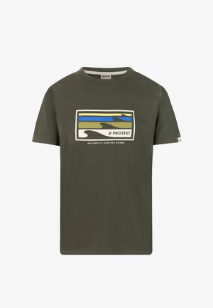 Pamučna majica maslinasto zelene boje s okruglim izrezom. Na prednjoj strani je grafički otisak valova u plavoj, zelenoj i bijeloj boji, te natpis "PROTEST" na dnu.