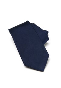 Cravatta in seta blu navy con una sottile texture a righe diagonali, dotata di punta appuntita e finitura liscia. Ideale per occasioni formali.